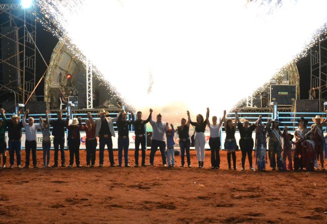 O primeiro dia da 15ª Festa do Peão de Boiadeiro de Campos Novos Paulista foi uma delícia nessa quinta-feira.